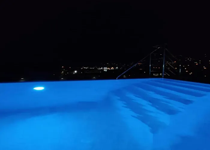 Lux Ella With Shared Pool