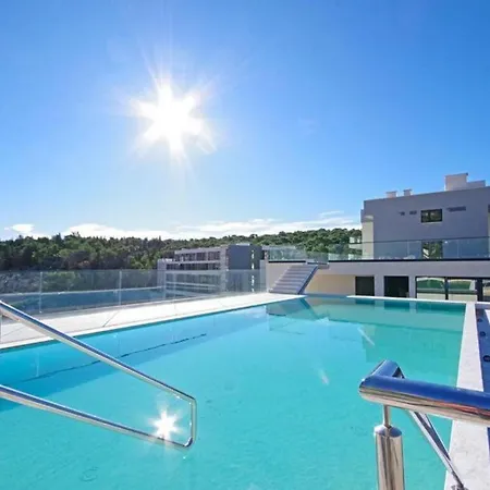 Lux Ella With Shared Pool Apartment